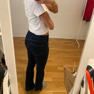 Zara Mörkblå jeans med bootcut  - Säljer dessa nya zara jeans med medelhögmidja/låg, som nya räfflade nertill. Super snygga men kommer ej till användning. Är 165
