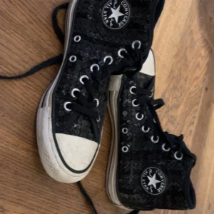 Svarta Converse med paljetter - Så coola converse skor med svarta paljetter. Säljs pga för små för mig, strl 36. Använd lite granna men inte alls mycket för jag köpte dem lite för små. Köpte för 1200.