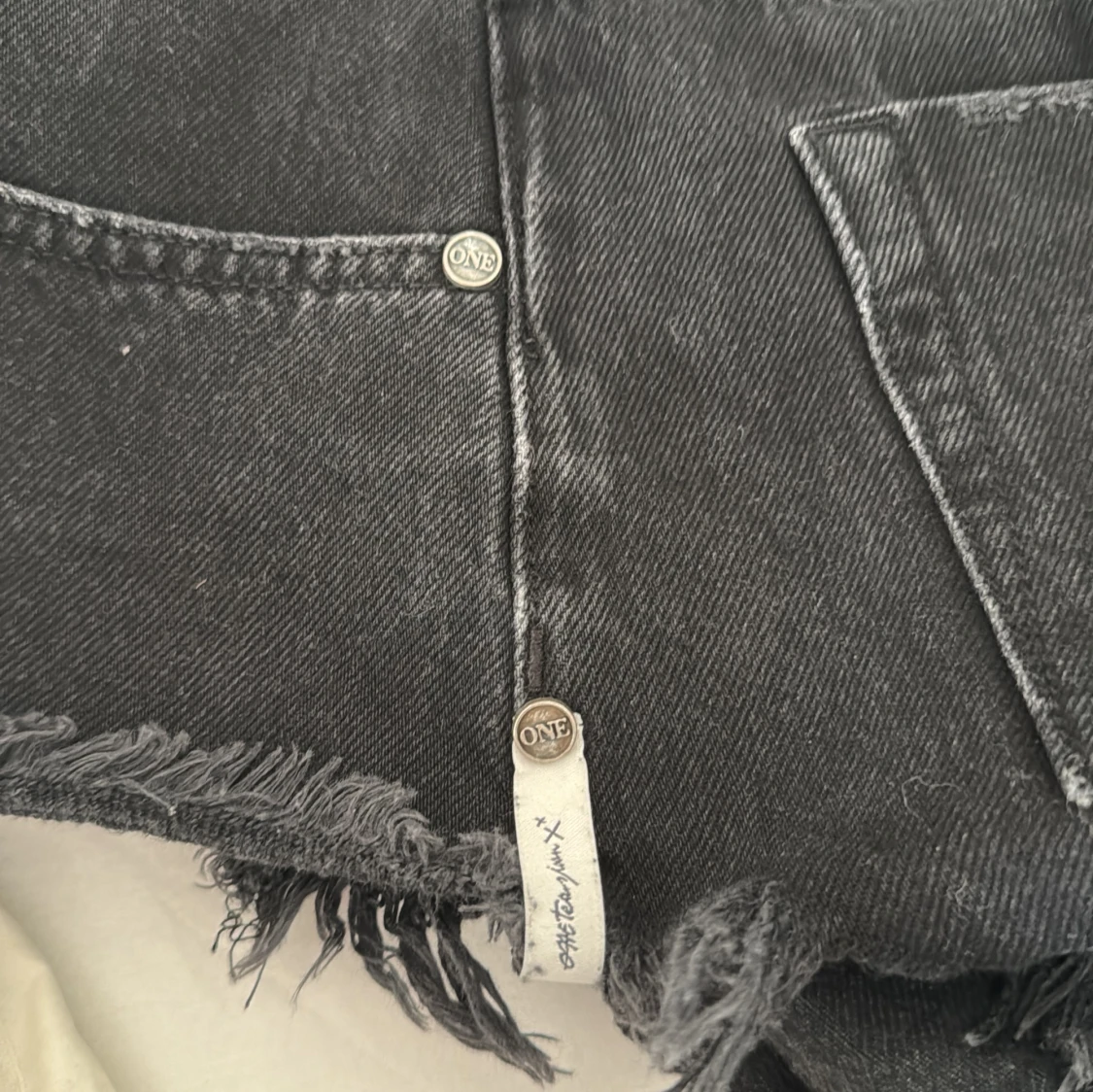Svarta jeansshorts från One Teaspoon!! - 3