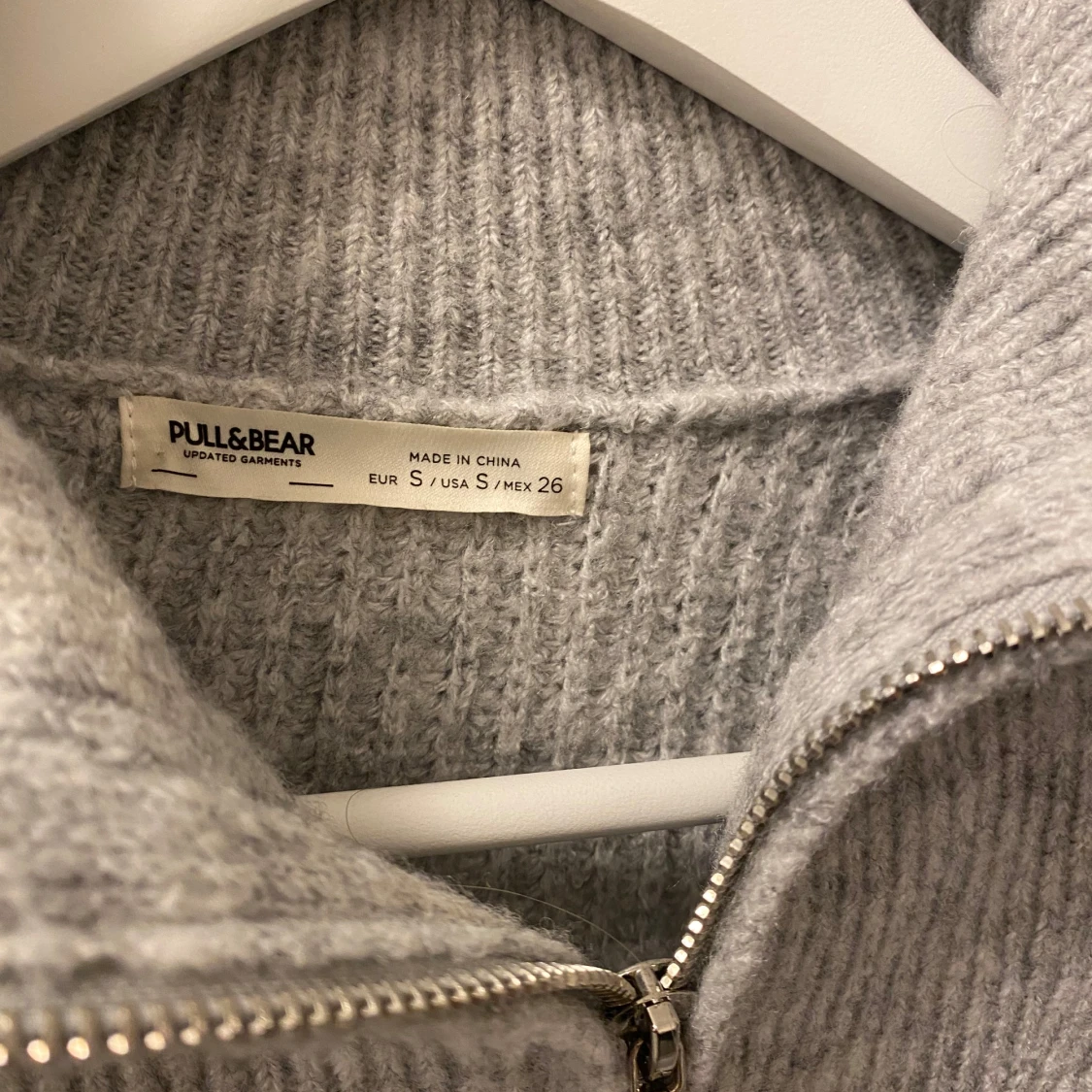 Grå stickad tröja från Pull&Bear