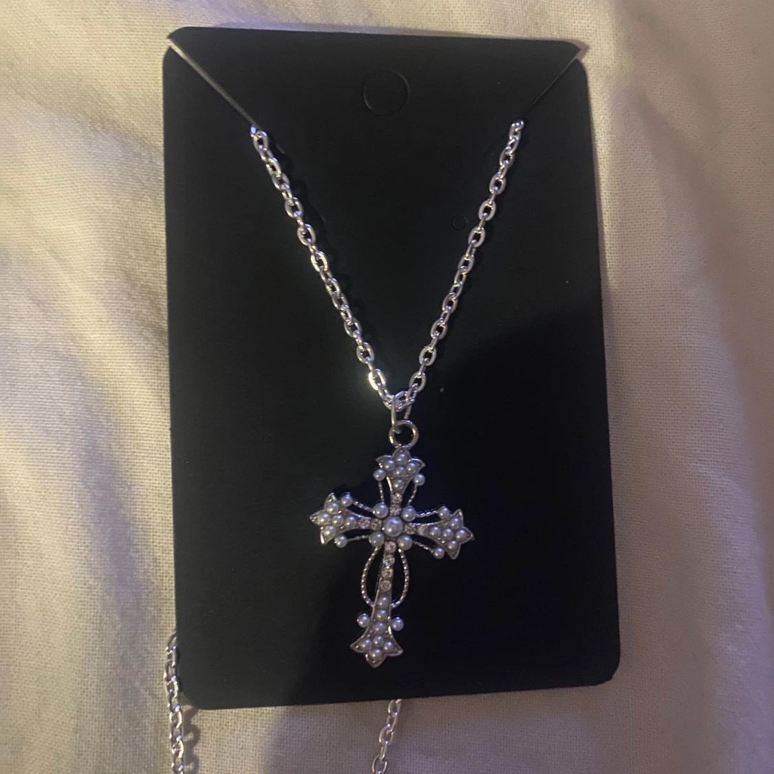 Silverfärgat halsband med korshänge