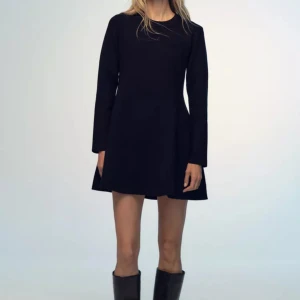 Svart klänning från Zara - Snygg stickad marinblå klänning från Zara, perfekt nu till våren!🤩🩷Har endast använts en  gång, så skickad är som nytt🤗förövrigt jättefin klänning som kan användas till alla tillfällen😋😋priset kan diskuteras‼️