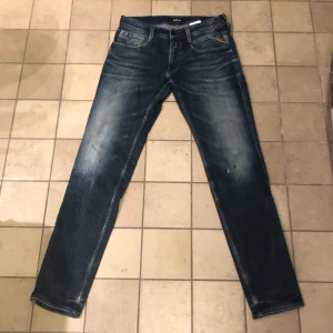 Blå jeans från Replay - Snygga blå jeans från Replay med en klassisk straight fit. De har en riktigt fett tvätt och feta tippa på ena knät. Perfekta för en avslappnad stil. Priset är inte hugget i sten!!
