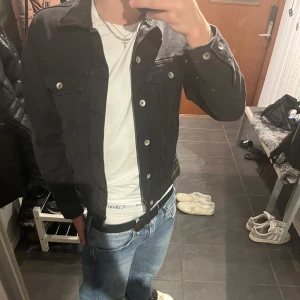 Svart jeansjacka från Vailent - Säljer nu min riktigt feta jeansjacka från Vailent i storlek S. Jackan har en klassisk design med knappar framtill och två bröstfickor | Skick 9/10 endast använd ett fåtal gånger | Modellen är 180cm och väger 70kg | Köpt i butik med nypris 800kr | Mitt pris 249kr | Tveka inte att ställa frågor!