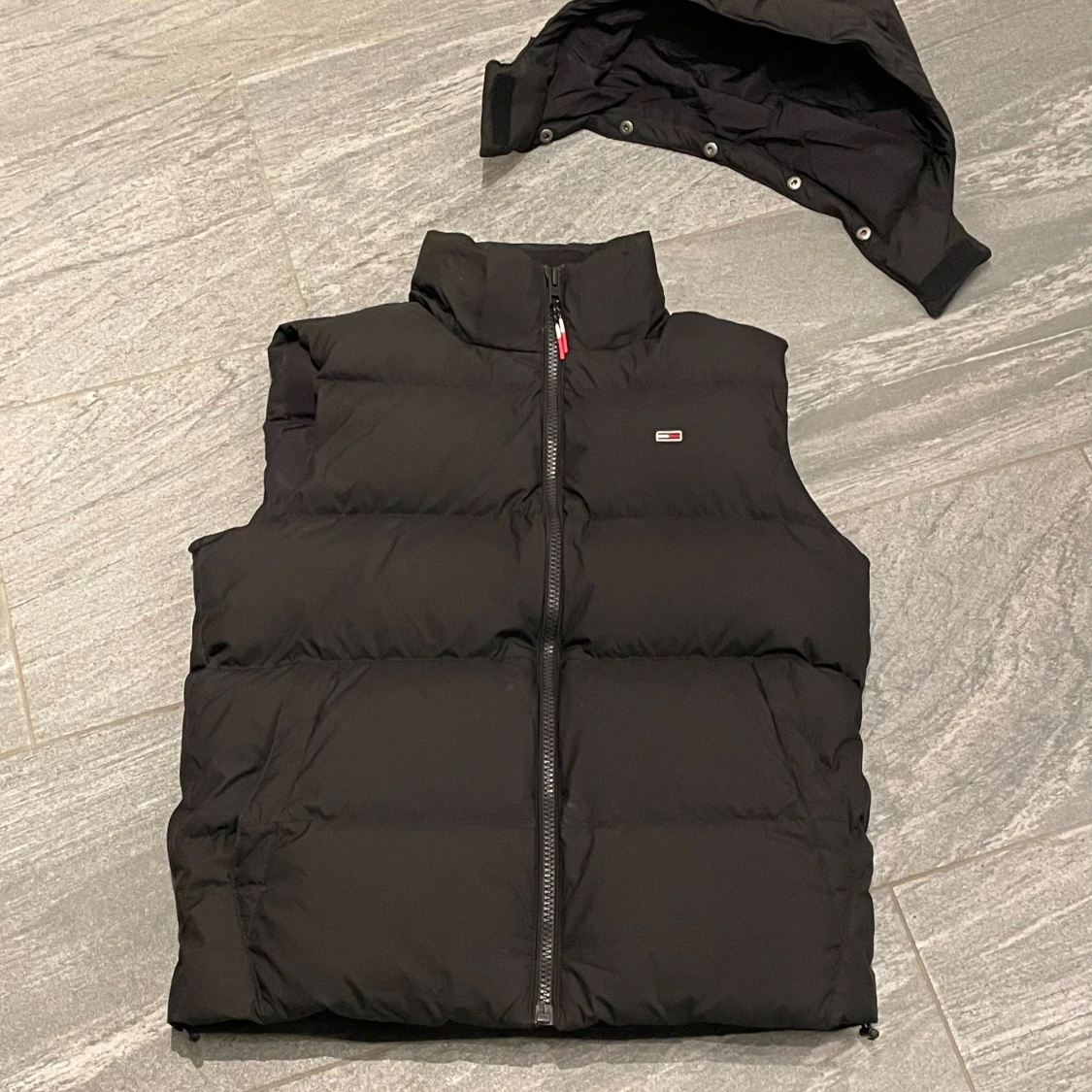 Svart dunväst med avtagbar huva - 2