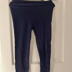 Mörkblå underställsbyxor/tights - Det är egentligen underställsbyxor men dem är tunna så det går att använda dem som tights också. Dem är använda ganska mycket men är fortfarande i ett bra skick.