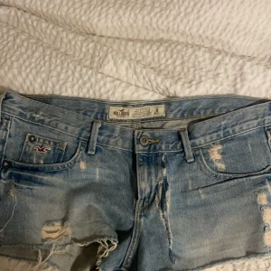 jeans shorts från hollister  - så snygga & lowwaist, sönder ( köpte dom på vinted via Swish 😓) därav kunde jag inte få någon ersättning. Som man ser på bilden så går de att sy igen, men inget jag kommer lägga energi på. Därav priset 😊