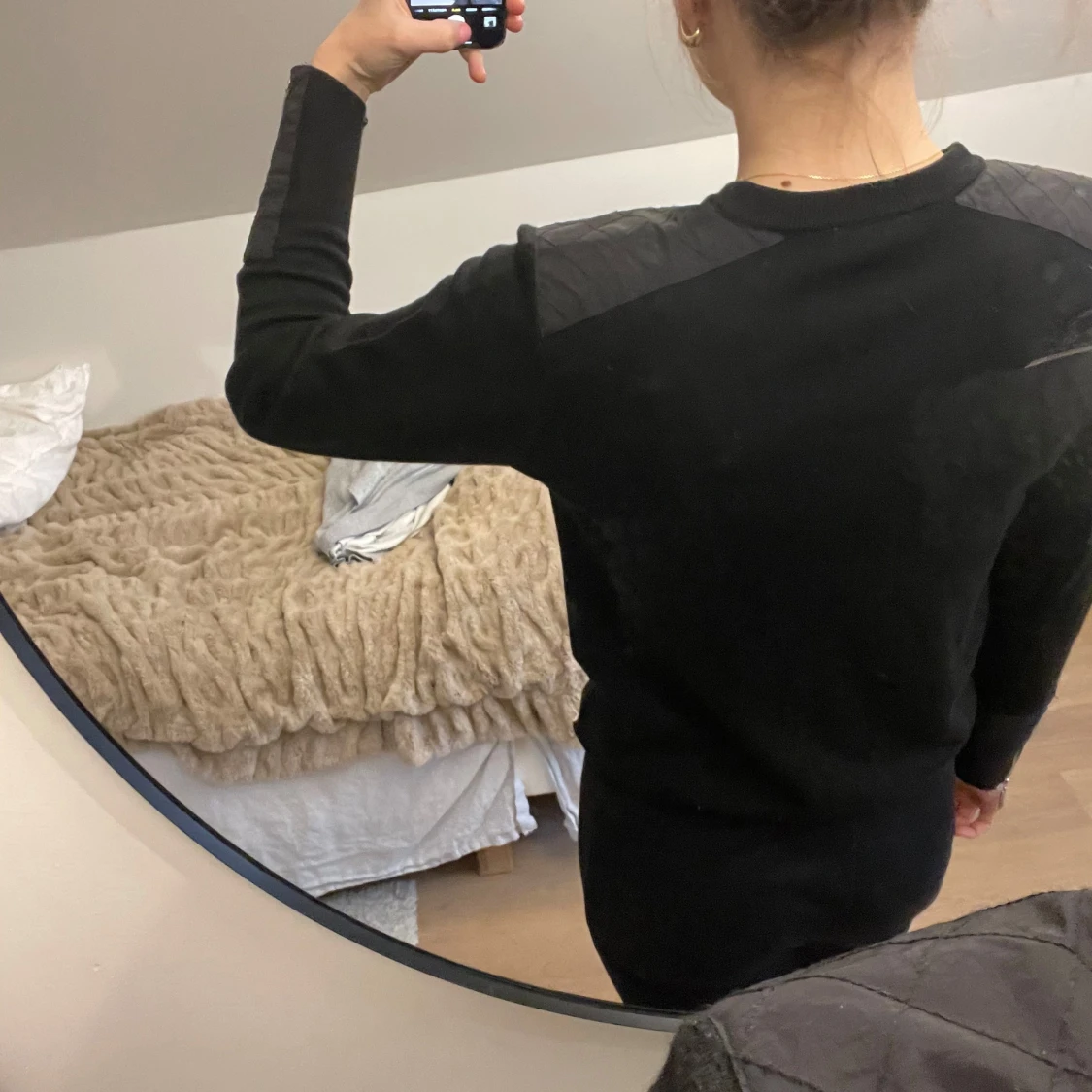 Svart tröja med dragkedjor från Gestuz  - 2