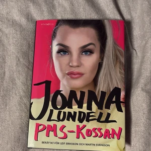 Jonna Lundell - PMS-kossan - Boken 'PMS-kossan' av Jonna Lundell, erbjuder en personlig och humoristisk inblick i Jonnas liv och hennes erfarenheter med PMS. 