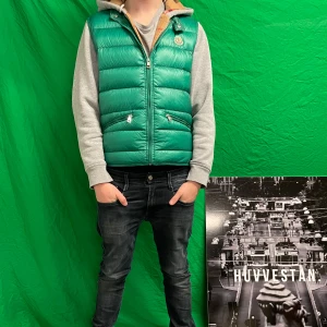 Grön dunväst från Moncler - Säljer en snygg grön dunväst från Moncler med dragkedja och märkets logga på bröstet. Perfekt för lager-på-lager under kyligare dagar. Västen har en stilren design och är lätt att matcha med olika outfits. Den är Äkta köpt på Vongreven Closet 😀