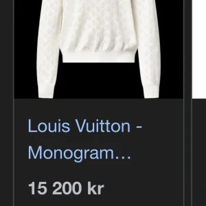 Vit monogramtröja från Louis Vuitton - Exklusiv vit tröja från Louis Vuitton med subtilt monogrammönster. Tröjan har långa ärmar och en klassisk passform. Perfekt för den stilmedvetna som vill ha något unikt i garderoben. Använt endast en gång då jag har gått i vikt den passar inte mig köpt för 3 månader sen kvitto finns o allt som tillkommer mvh