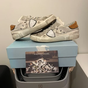 Philippe Model skor  - Snygga skor från Philippe Model med vita och bruna detaljer. Skick 9/10 