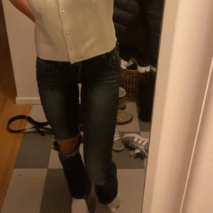 G Star jeans - Säljer ett par jätte fina jeans, dem är utsydda till vida men det är inget man tänker på, dem är lite trasiga på sidorna men det är inget jag märker när jag har dom, säljer för att jag inte använder dom längre. Jag är 168💕