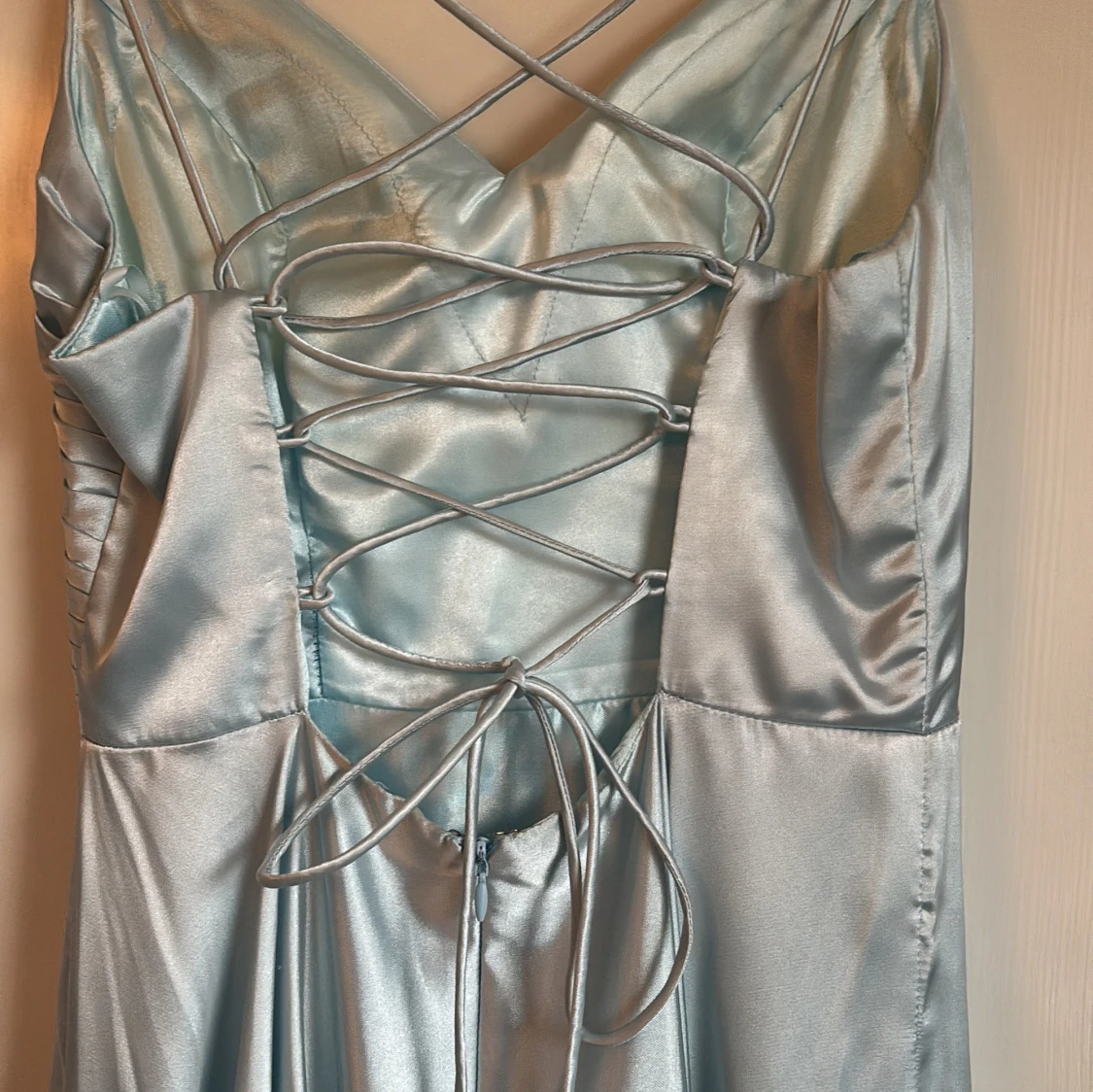 Ljusblå långklänning med snörning - 2