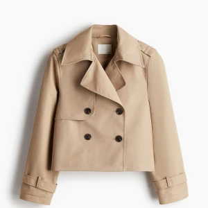 Beige trenchcoat med knappar - Snygg beige trenchcoat med dubbelknäppning, använd 2 ggr💕slutsåld på hemsidan 😍nypris 449kr