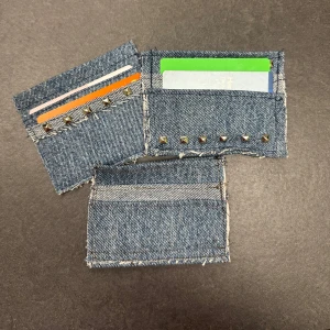 Jeansplånbok med nitar eller utan💕 - Snygg och trendig plånbok i jeansmaterial med coola nitar. Perfekt för att hålla dina kort och kontanter organiserade. Den har flera fack för kort och en stilren design som passar till alla tillfällen. Hör av er vilken på bilden ni vill du eller om ni du har några frågor💕