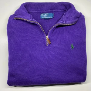 Ralph lauren 1/4 zip small - Ralph laurens snygga 1/4 zip som är ett måste att ha i sin garderob storlek S nypris är över 2500 på dessa och denna tröja är så gott som ny tveka inte på att höra av er vid funderingar 