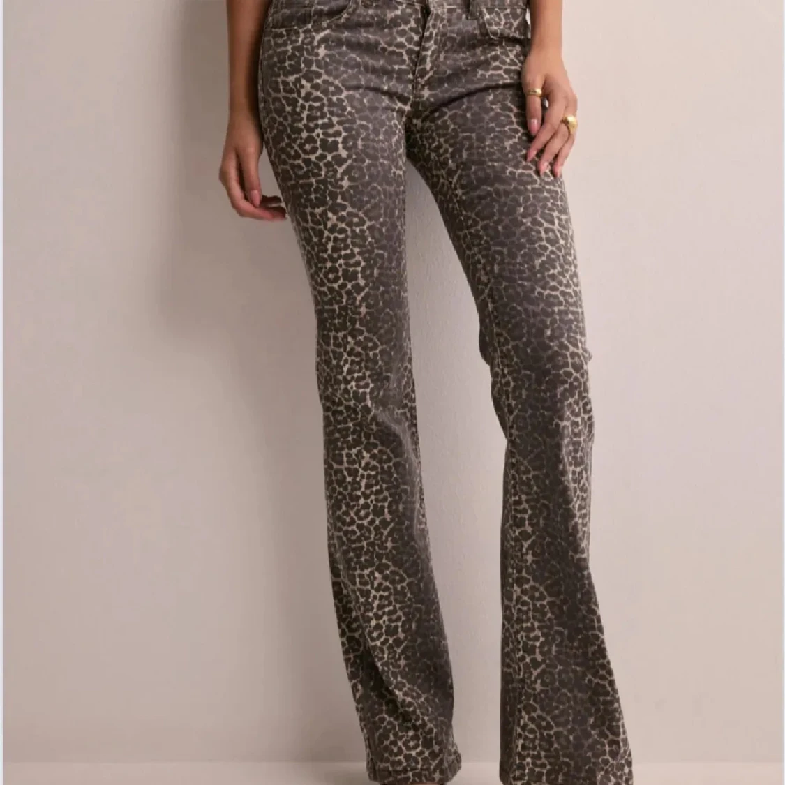 Leopardmönstrade byxor med bootcut