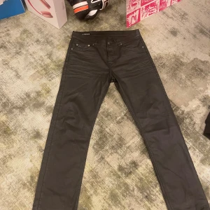 J.lindeberg vaxde jeans - Ett par skit snygga och unika J.lindeberg jeans garanterad guzz magnet oavsätt om de är Stockholms brudar eller opium baddies.