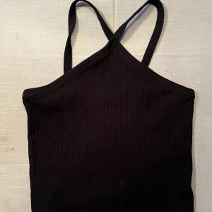 Svart ribbad linnetopp från Gina Tricot - Snygg svart ribbad linnetopp från Gina Tricot. Har enbart använt den 1 gång