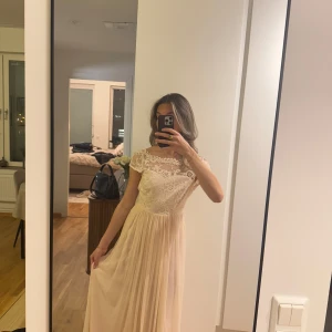 Puderrosa långklänning med spetsdetaljer - Balklänning från Bubbelroom! Puderrosa färg, bra skick (använt en gång). Den näst sista bilden visar den rätta färgen 💕 Jag är 169 cm lång