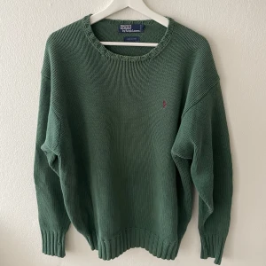 Ralph Lauren sweatshirt/tröja - Säljer en snygg grön tröja från Polo Ralph Lauren i 100% bomull. Tröjan har en broderad logga på bröstet och ribbade muddar vid ärmslut och nederkant. Perfekt för en stilren look! Skriv för frågor osv! Mvh