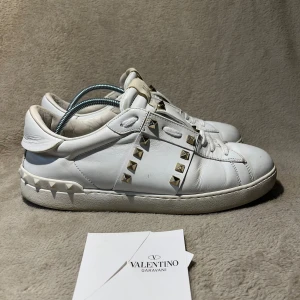 Valentino Rockstud skor  - Snygga Valentino Rockstud skor, skicket är okej | Storleken är 41 kan passa 42 vid osäkerhet hör av er så fixar jag innermått | Valentino kort ingår | Hör av er vid frågor eller funderingar!