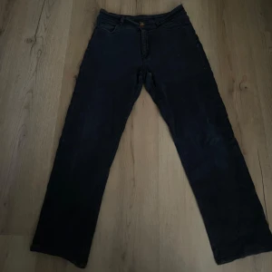 Svarta jeans från Flash Jeans - Snygga svarta jeans från Flash Jeans med klassisk design. De har en rak passform och är tillverkade i en bekväm blandning av bomull och polyester. Perfekta för en stilren look.
