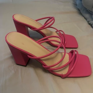 Rosa klackskor - Snygga rosa klackskor från Shein, aldrig använda.