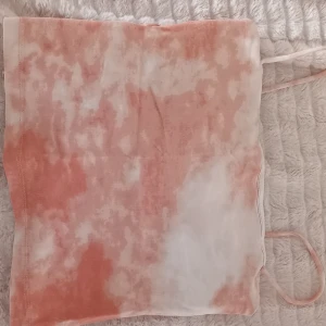 Rosa linne från Ginatricot - Rosa spräckligt linne från Gina tricot. Axelbanden är uppsydda något. 