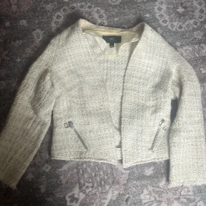 Vit jacka från MNG Collection - Har tyvärr växt ut den, har använt 1 gång innan.