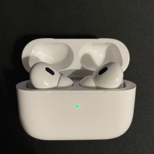 Hörlurar - Inte riktiga AirPods. Låter riktigt bra men låter lite mindre i det vänstra örat.