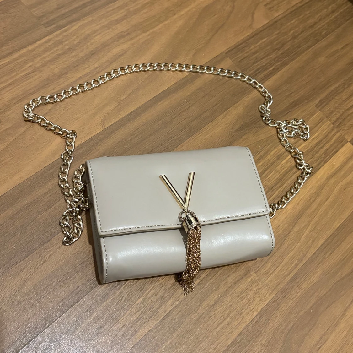 Beige axelväska med kedja