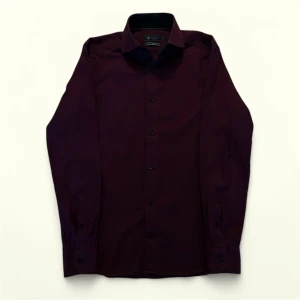 Vinröd skjorta från Riley - Snygg vinröd skjorta från Riley i premium bomull. Skjortan har en slim passform och långa ärmar med stilrena knappar. Perfekt för en elegant look.