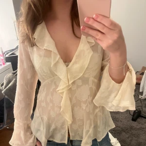 Zara blus  - Säljer denna söta blusen. Ny skick, endast använd en gång. 