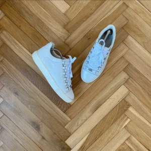 Balenciaga arena lows - Feta balenciaga arenas som är i perfekt skick. Dem är i storlek 39 men passar 40,5 typ. Skicka om ni har några frågor har massa fler bilder