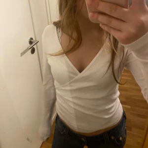 Ribbad omlott topp - Super gullig vit ribbad omlott topp som knyts baktill! Aldrig använd endast provad!