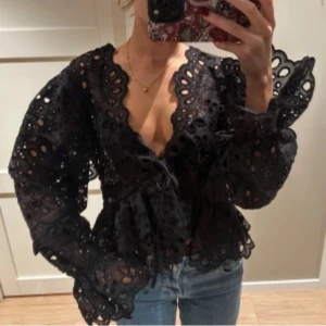 SÖKER! - Söker någon av dessa blusar i både vit och svart!🥰hör av er om ni kan tänka er sälja