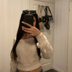 Vit stickad tröja - Säljer en vit stickad tröja med ett snyggt hålmönster. Aldrig använt då det inte riktigt var min stil.💕