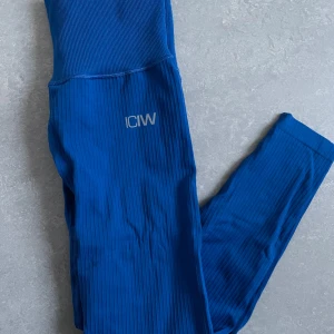 Blå tights från ICANIWILL - Blåa tights från ICANIWILL med hög midja och ribbad design. Sparsamt använda. Utmärkt skick.