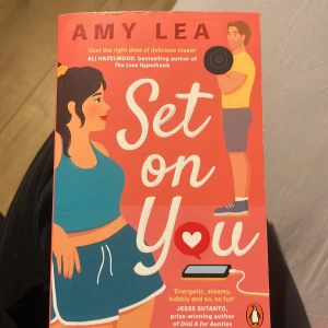 Set on You - Boken 'Set on You' av Amy Lea handlar om Crystal Chen, en kurvig fitnessinfluencer, och hennes relation med brandmannen Scott Ritchie. En romantisk och humoristisk berättelse om kärlek och sociala medier. Perfekt för dig som gillar lättsam och underhållande läsning.