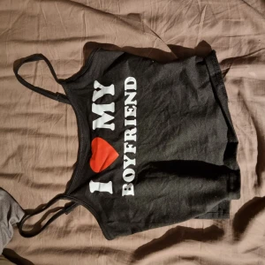 I love my boyfriend linne 🫶 - Ett kortare linne från SHEIN, knappt använt med en "I love my boyfriend" text 🫶 söt att ha till lowrise jeans tycker jag men kan användas till vad som helst ✨️