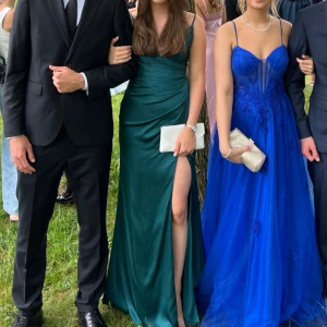 ✨handväska ✨ - Söt och enkel liten väska som passar perfekt till både enkla och mer uppklädda dagar. Väskan var perfekt att ha till balen då den även har avtagbara band. Guldetaljer och perfekt utrymme ✨❤️‍🔥⭐️❣️