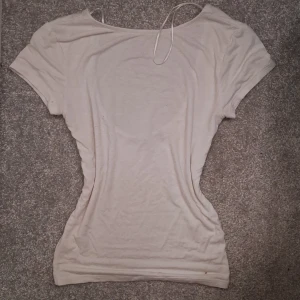 Vit t-shirt - Stretchig o bekväm tishirt med en låg rygg från lager 157