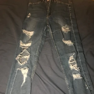 högmidjade jeans med hål - Sköna stretchiga jeans med hål i benen, skit fina!