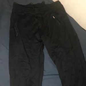 Mjukis - fett bekväma mjukisar med fickor med kedja