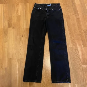 Jeans - Midwaist jeans från weekday, grå/svarta💞