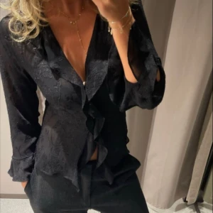 Blus från zara - Skit snygg. Säljer för att den har gulddetaljer och jag är en silvertjej…