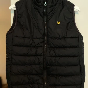 Lyle N Scoot 🐤 - Lyle N Scoot väst använd 4 gånger passar mig då ja är 180 borde passa dom mellan 170-180 hör av er för fler frågor eller bilder priset är ej hugget i sten men tar inga scam bud häller.