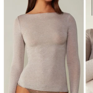 Tröja  - Nästan helt oanvänd intimissimi tröja och  därför är priset som det är!💕